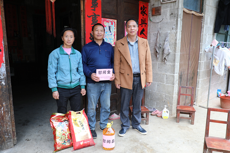 黃源東一行到爛村村慰問貧困戶、駐村工作隊(duì)員